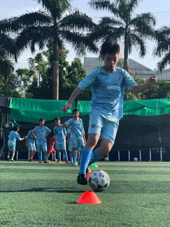 Cô gái Vàng đi gieo mầm tương lai của bóng đá Hà Nam ảnh 1