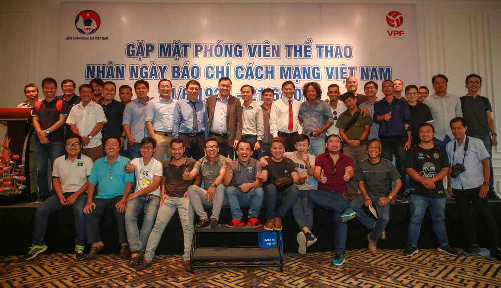 Lãnh đạo VFF, VPF chụp ảnh lưu niệm cùng các phóng viên tại buổi gặp mặt. Ảnh: DŨNG PHƯƠNG