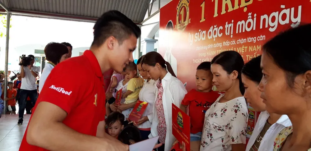 Quang Hải cùng công ty NutiFood có chương trình thật ý nghia tại Phú Thọ. Ảnh: Anh Trần