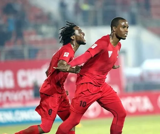 Errol Stevens (phải) thắng kiện CLB Hải Phòng. Ảnh: MINH HOÀNG