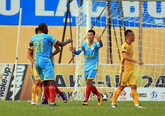 Hai đội đã bất phân thắng bại ở trận lượt đi tại Thanh Hóa. Ảnh: MINH HOÀNG