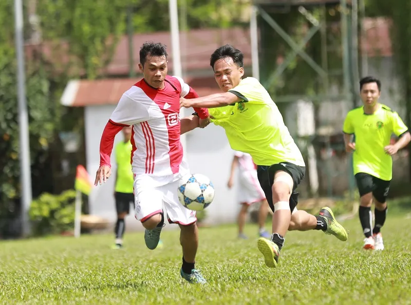 Pha tranh bóng giữa hai đội Toà Án nhân dân quận Bình Thạnh (áo sọc trắng đỏ) và Đoàn luật sư tỉnh Bình Dương.