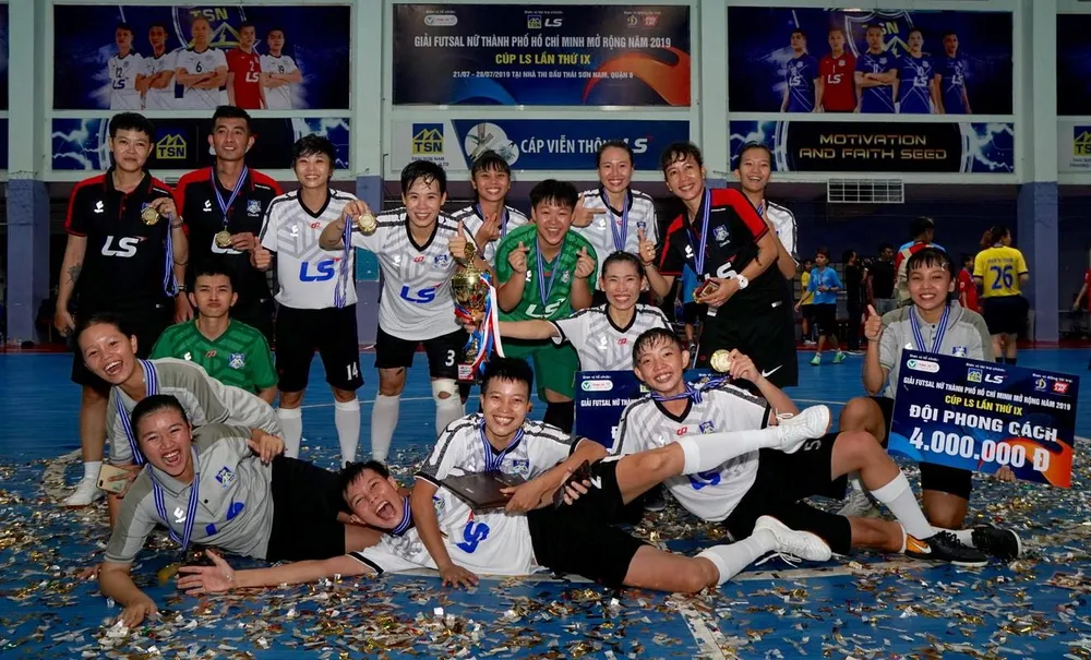 Đội chủ nhà đăng quang sau xứng đáng ở giải năm nay. Ảnh: HOÀNG HÙNG