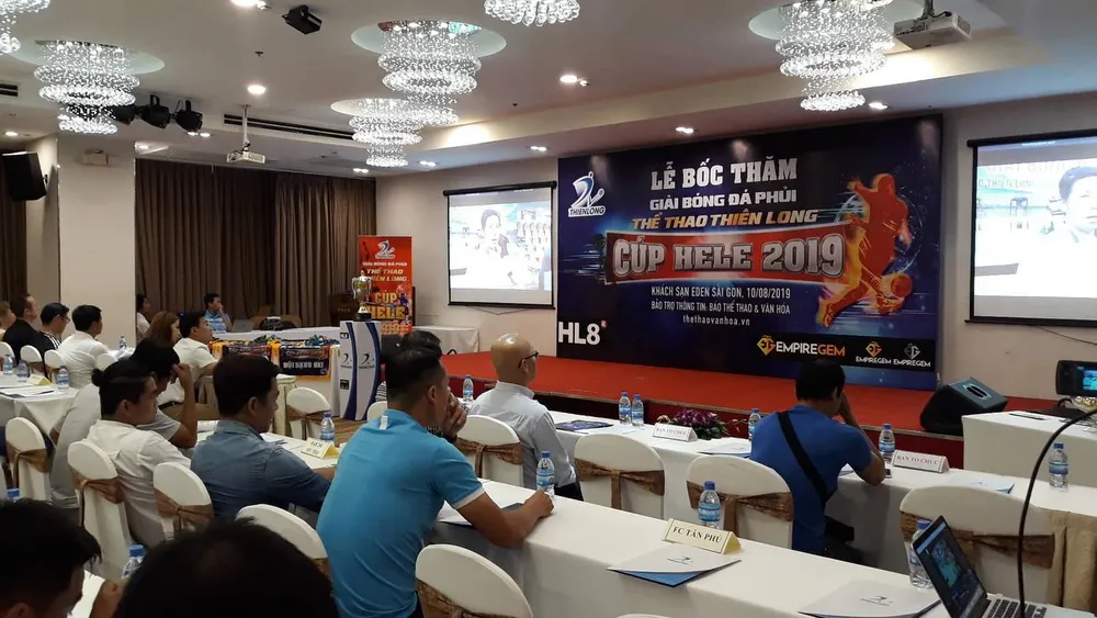 Toàn cảnh buổi họp báo và bốc thăm xếp lịch sáng 10-8.