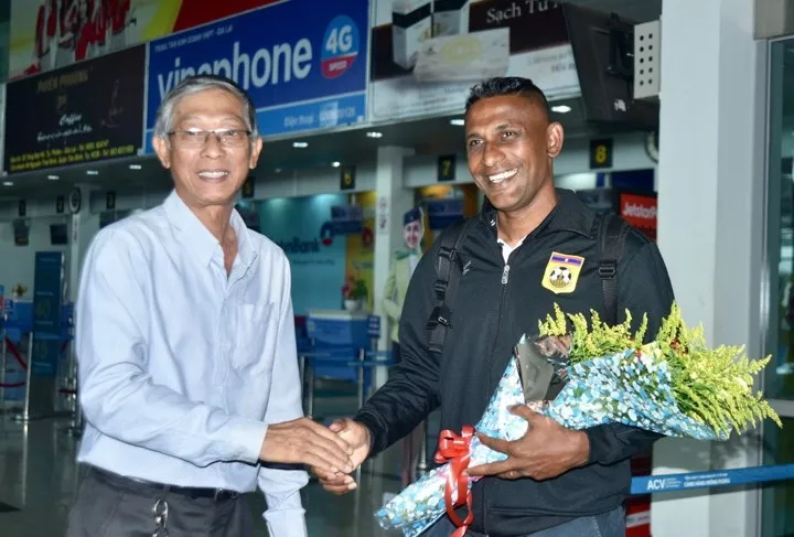 Ông Trần Văn Minh chào đón đội U16 Lào tại sân bay Pleiku. Ảnh: Anh Tiến