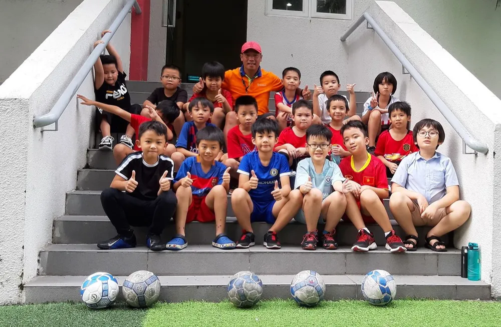 HLV Nguyễn Văn Tuấn và các học trò nhí. Ảnh: Anh Trần