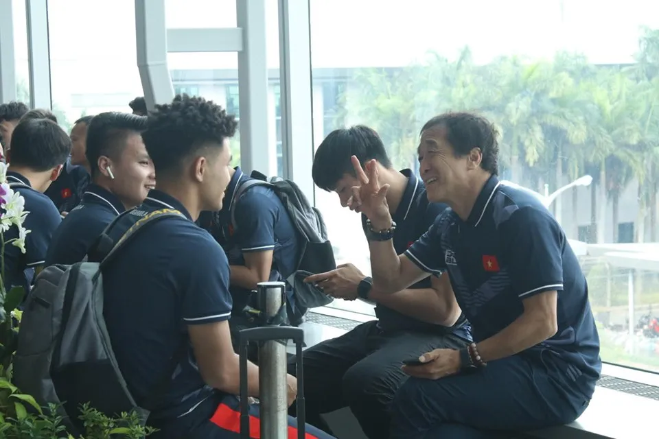 Trợ lý của ông Park cười tươi trước giờ lên đường dự SEA Games 30 ảnh 1