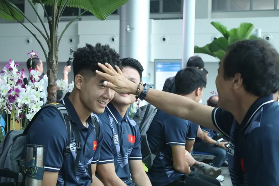 Trợ lý của ông Park cười tươi trước giờ lên đường dự SEA Games 30 ảnh 2