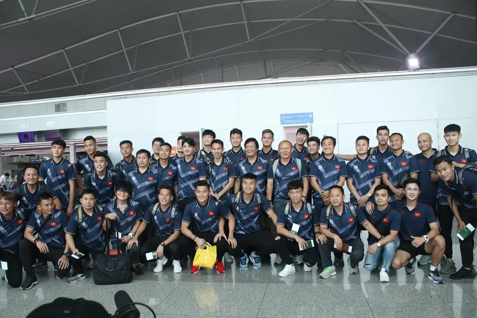 ĐT U22 Việt Nam tại sân bay Tân Sơn Nhất. Ảnh: Hữu Thịnh