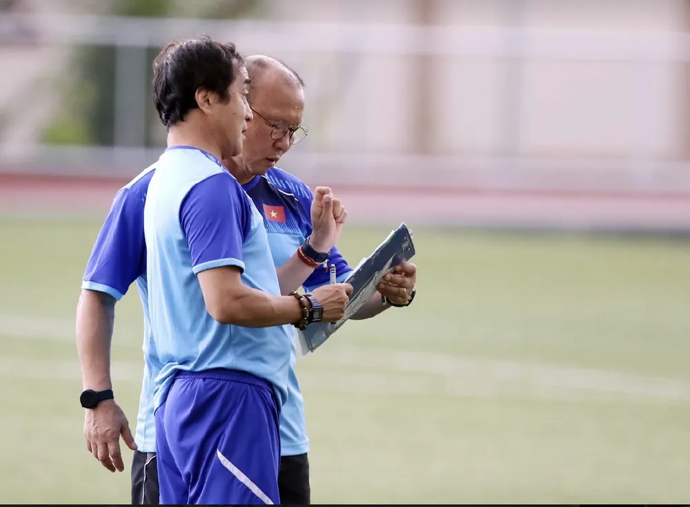 Ông Park trao đổi cùng trợ lý Lee trên sân tập. Ảnh: Thanh Đình