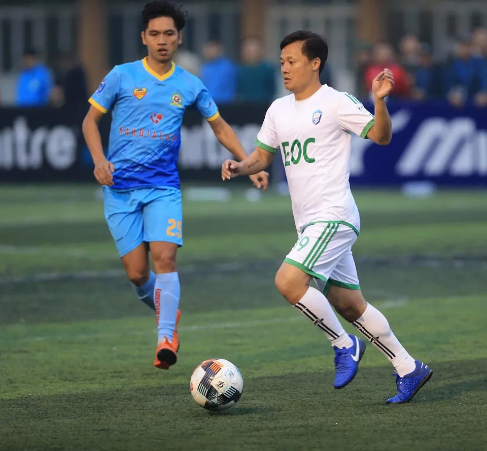 Lương "dị" tỏa sáng trong chiến thắng của EOC FC. Ảnh: Anh Trần