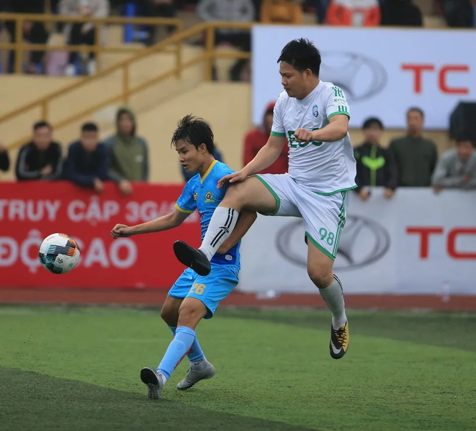 Thành Lương lập siêu phẩm, EOC FC lọt vào chung kết VPL-S1 ảnh 1