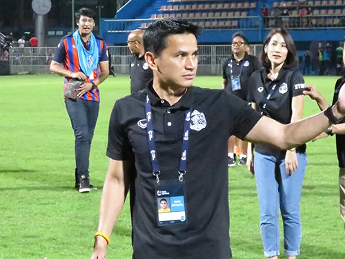 HLV Akira có thể mất ghế HLV trưởng ĐT Thái Lan vào tay Kiatisak ảnh 1