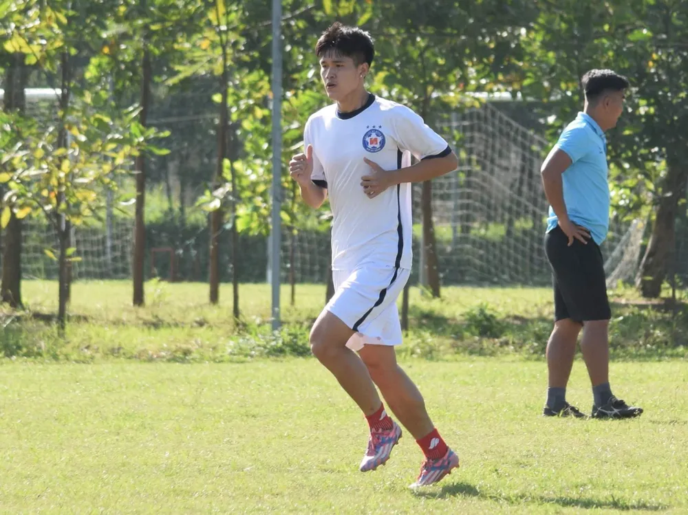 Lục Xuân Hưng gia nhập Đà Nẵng. Ảnh: Viết Định