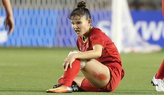 Chương Thị Kiều với chân trái... bầm dập trong trận chung kết SEA Games 30 với Thái Lan. Ảnh: Dũng Phương