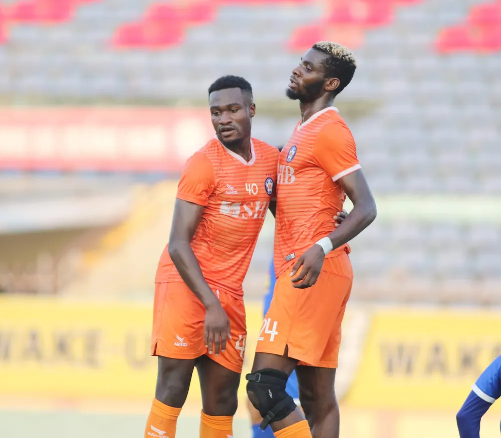 Nsiah (40) và Akinade trên sân Hoà Xuân ngày 23-2. Ảnh: VIẾT ĐỊNH