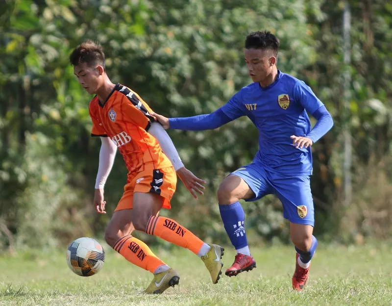 Đội U19 Đà Nẵng đấu tập cùng đội láng giềng Quảng Nam. Ảnh: HỮU THỊNH