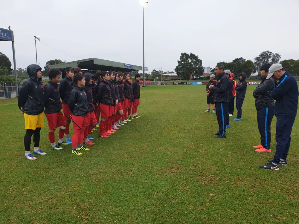 Đội tuyển nữ Việt Nam ra sân tập ngay trong ngày đầu đến Australia ảnh 1