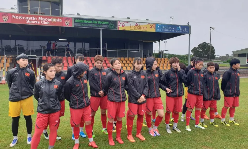 Toàn đội trên sân tập chiều 3-3. Ảnh: Đoàn Nhật