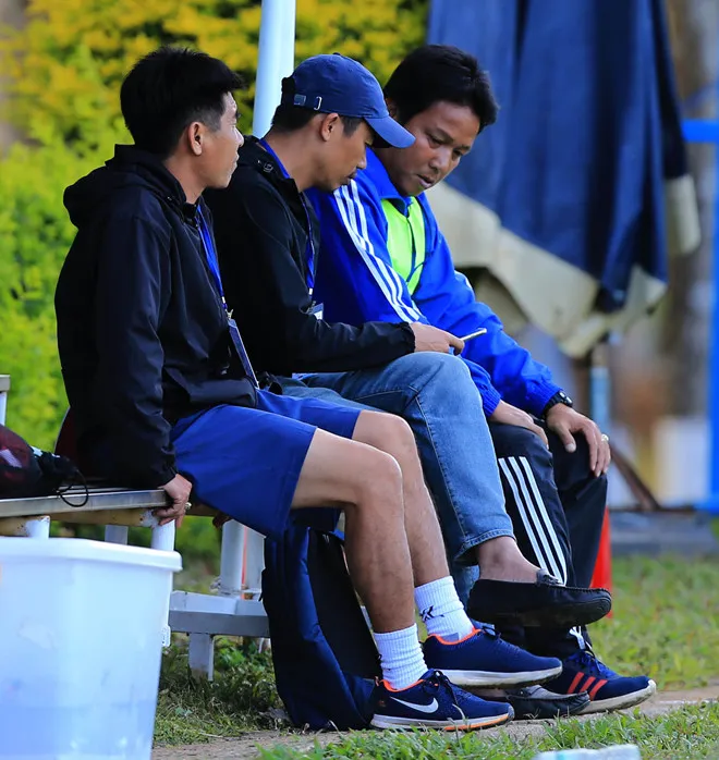 Ban huấn luyện đội Bình Định. Ảnh: M.Trần