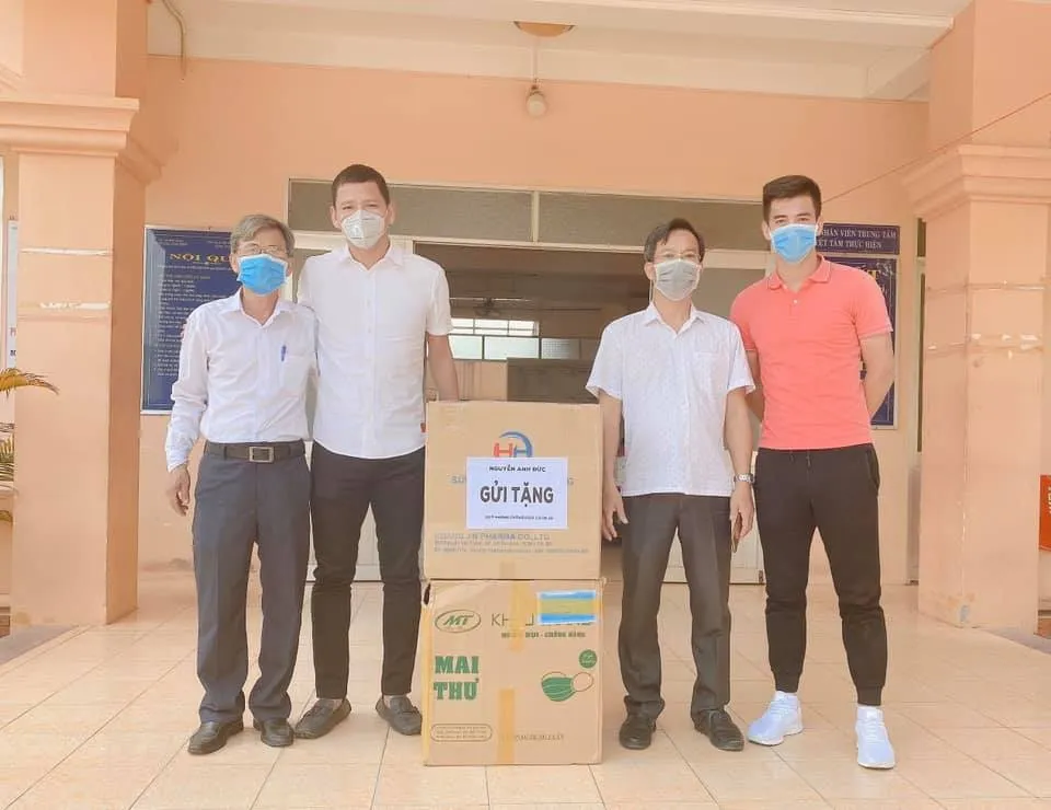 Anh Đức và Tiến Linh tham gia quyên góp khẩu trang ủng hộ tuyến đầu.