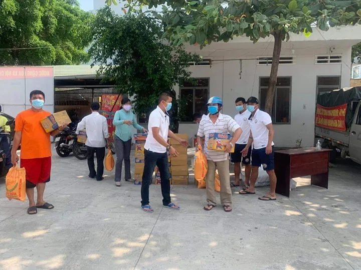 Các thành viên của đội Bình Định cùng tham gia công tác xã hội. Ảnh: Anh Trần