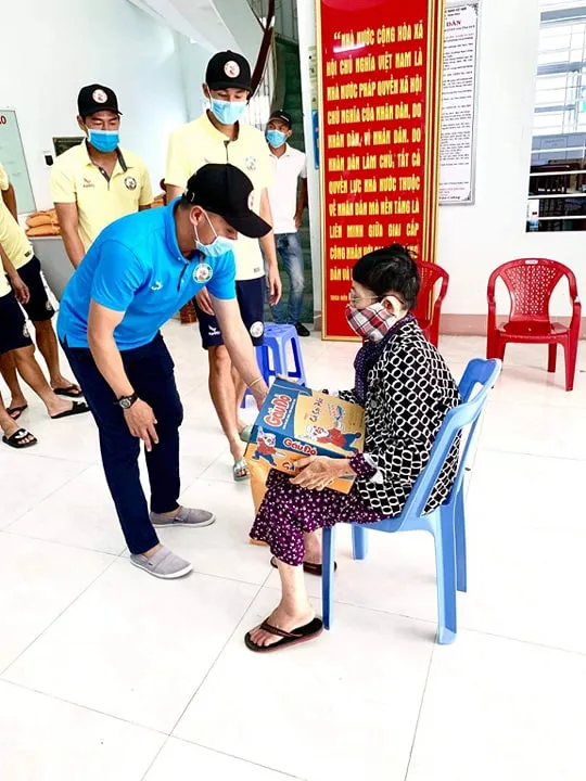 Cầu thủ đội Bình Định tiếp tục chung sức cùng cộng đồng trong mùa dịch Covid-19 ảnh 1