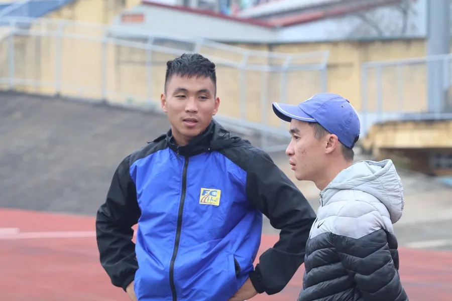 Trần Thành trao đổi vấn đề chấn thương với bác sĩ Nguyễn Văn Hiếu (đội Huế). Ảnh: Hữu Thành.