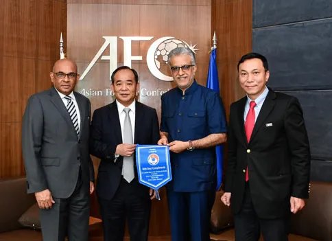 Ông Windsor John (bìa trái)