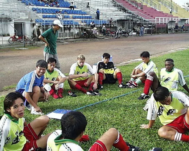 Đội bóng V-League nào sử dụng nhiều HLV nhất? ảnh 1