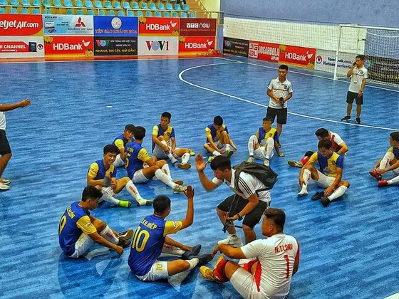 Các đội futsal lần lượt trở lại sân tập ảnh 1