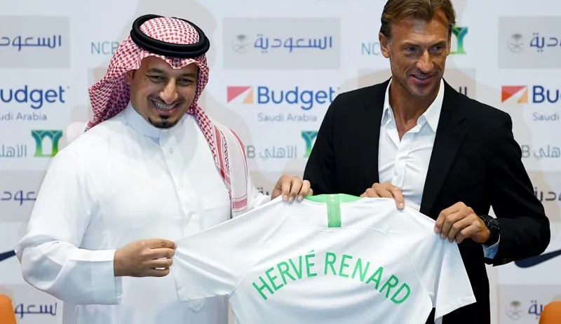 HLV Herve Renard (bên phải)