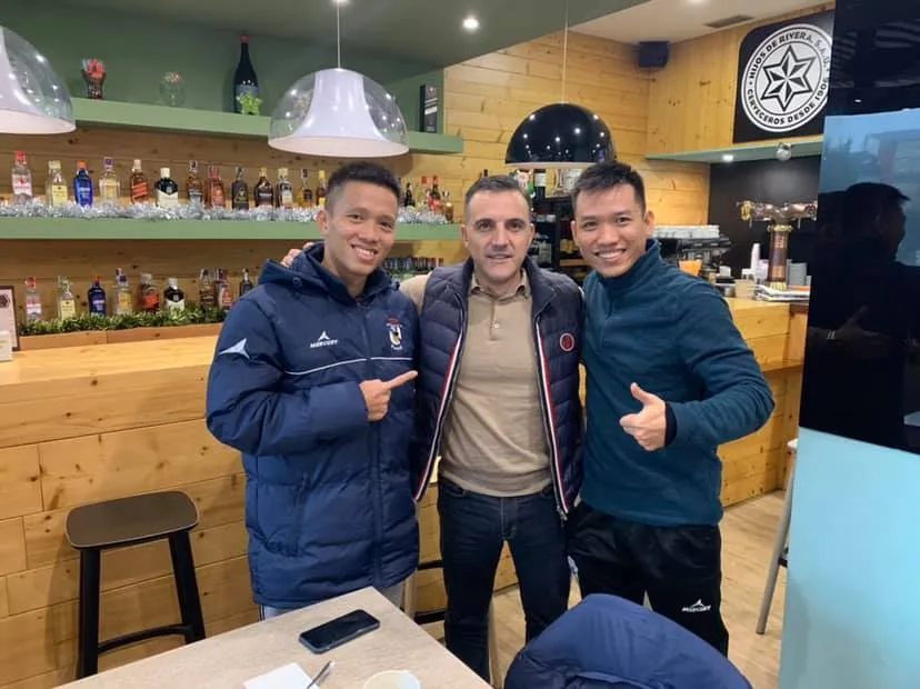 Đức Hòa gặp lại cựu HLV trưởng ĐT Futsal Việt Nam trong thời gian thi đấu tại Tây Ban Nha.