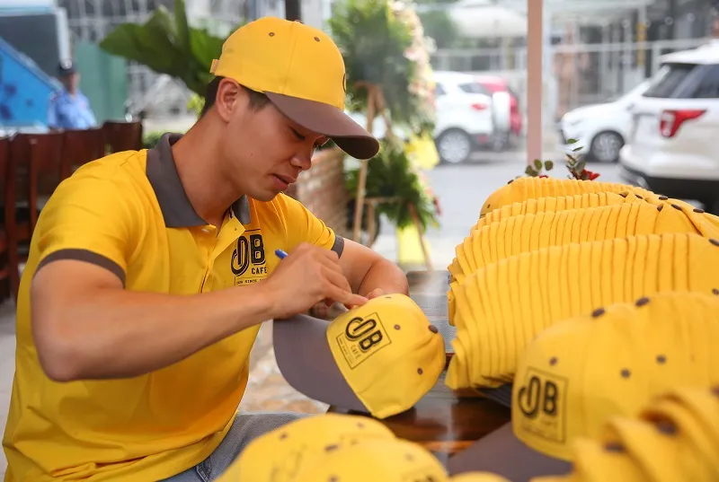 Công Phượng và Anh Đức xuất hiện ở ngày khai trương quán cà phê Ông Bầu tại Bình Dương ảnh 2