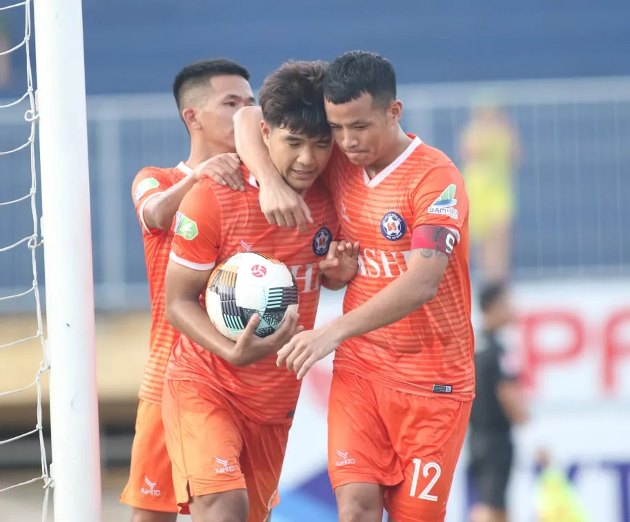 Đức Chinh ghi bàn, CLB Đà Nẵng nhọc nhằn giành vé vào vòng 1/8 ảnh 1