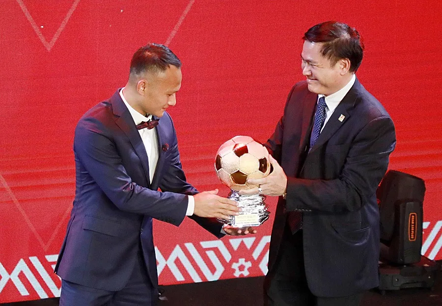 Chủ tịch Công ty VPF Trần Anh Tú trao QBĐ Việt Nam cho Nguyễn Trọng Hoàng. Ảnh: Nguyễn Hoàng