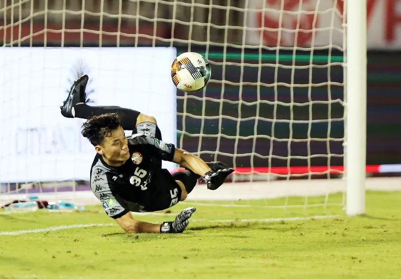 Bùi Tiến Dũng tỏa sáng ở loạt sút luân lưu. Ảnh: Dũng Phương