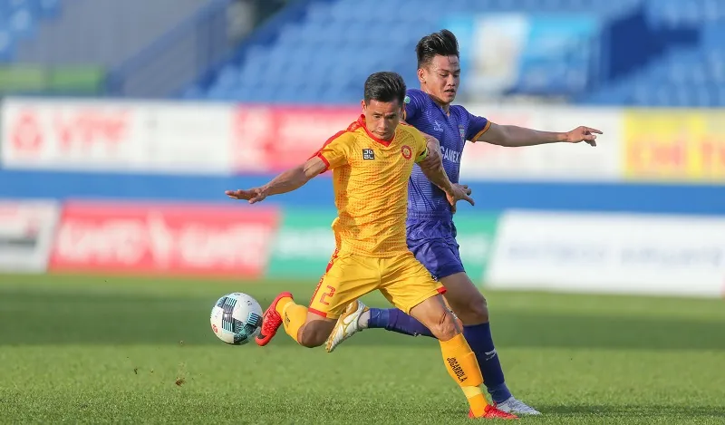 Cuộc đối đầu giữa kinh nghiệm của Đình Tùng và sức trẻ của Tấn Tài trên sân Bình Dương. Ảnh: Dũng Phương