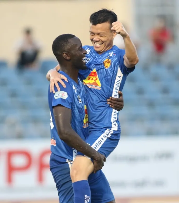 CLB Quảng Nam “dìm” Thanh Hóa xuống top cuối ảnh 1