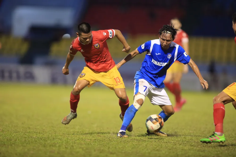 Hải Huy gãy chân sau pha va chạm với cựu tuyển thủ U23 Việt Nam ảnh 1