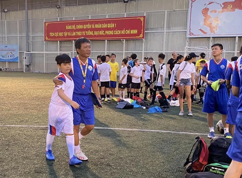 Sân chơi bóng đá cộng đồng rộn ràng trở lại ảnh 1