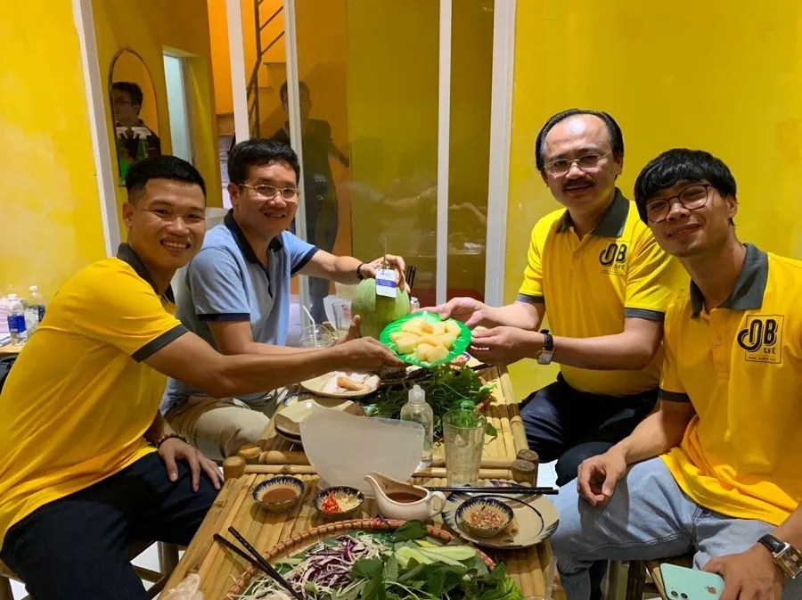 Bầu Hải và bầu Thắng đến chúc mừng Công Phượng và Đông Triều.