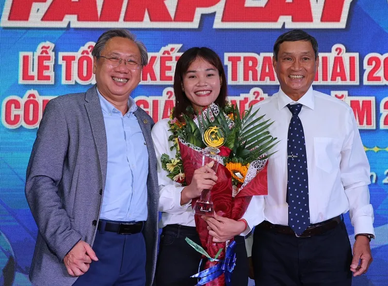 Chương Thị Kiều (giữa) tại lễ trao giải. Ảnh: Dũng Phương.