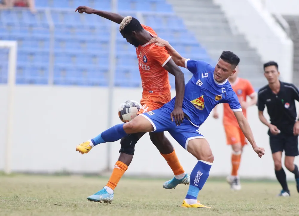 Tính hiệu quả của các chân sút ngoại đang làm HLV Huỳnh Đức đau đầu. Ảnh: Viết Định