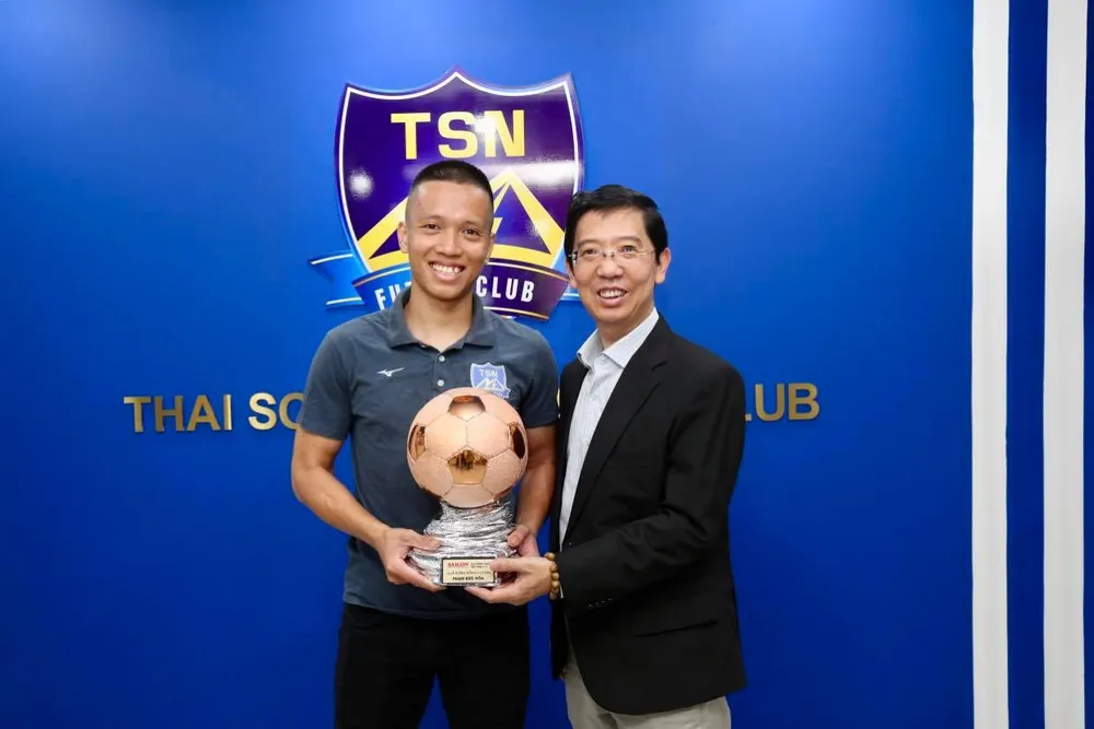 Trao giải Quả bóng đồng futsal Việt Nam 2019 cho cầu thủ Phạm Đức Hòa ảnh 4