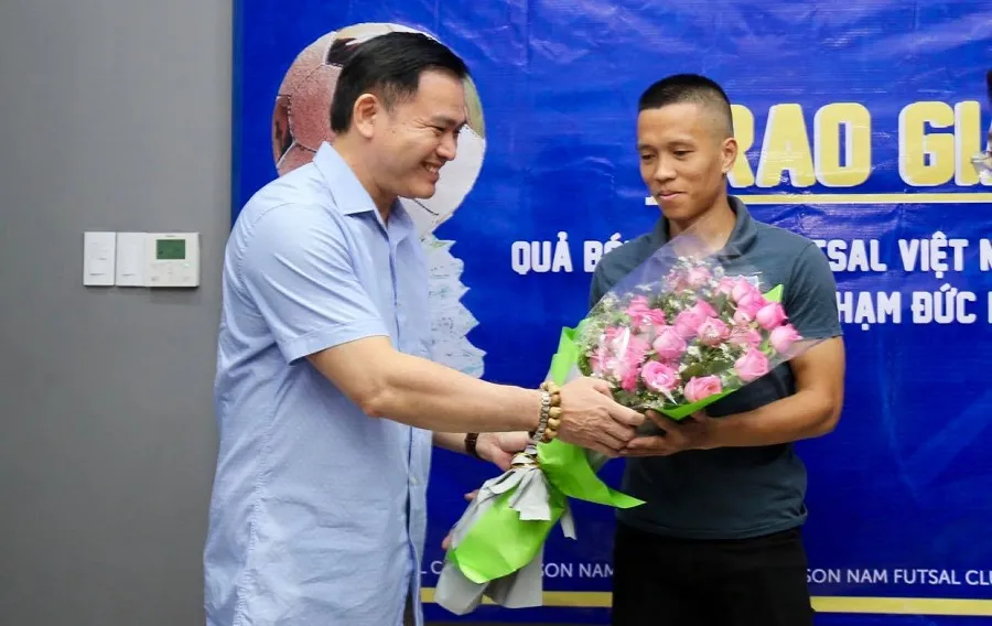 Trao giải Quả bóng đồng futsal Việt Nam 2019 cho cầu thủ Phạm Đức Hòa ảnh 1