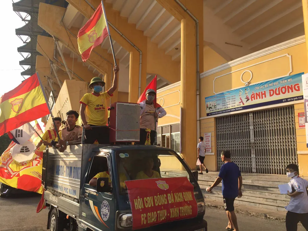 CĐV Nam Định tiếp tục “gieo sầu” cho đội nhà ảnh 1