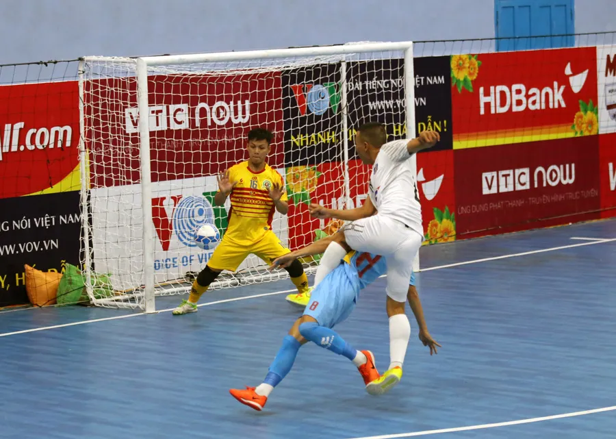 Pha ghi bàn mở tỷ số của Minh Trí (Thái Sơn Nam).