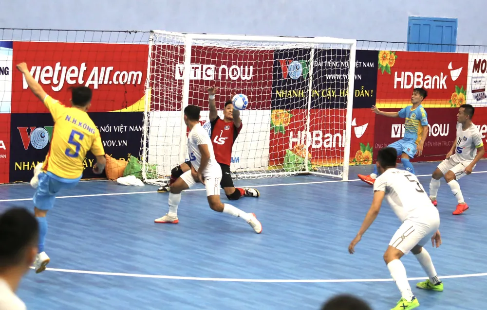 Một pha uy hiếp khung thành thủ môn Hồ Văn Ý của tiền đạo Kardiachain Sài Gòn. 