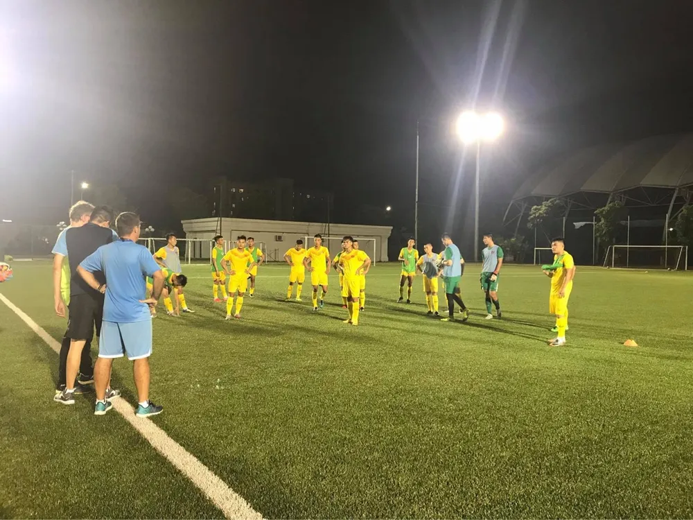 Buổi tập của đội U19 Việt Nam thường kết thúc vào nửa đêm. Ảnh: HỮU THỊNH